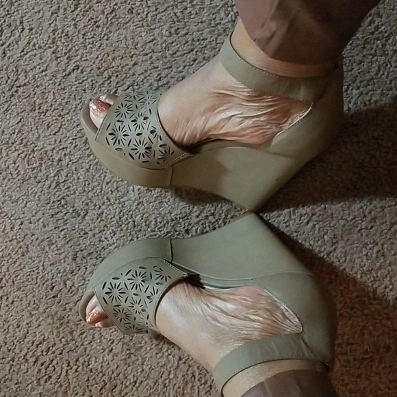 Jessica Simpson Wedge Heel - Picture 6 of 8